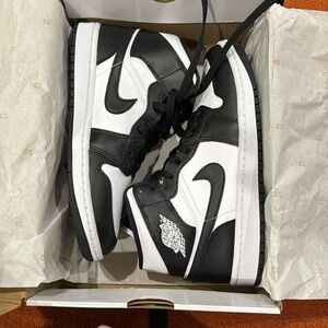Women’s Air Jordan 1 mid